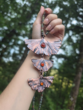 Carica l'immagine nel visualizzatore di Gallery, Collana Scultura "L'Albero dell'Eternità" in Diaspro Unakite, Ginkgo Biloba Ramato e Corniola
