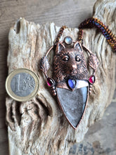 Carica l'immagine nel visualizzatore di Gallery, Il Custode della Notte: Pendente Totemico Lupo in Ossidiana, Tanzanite e Granati
