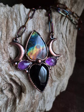 Carica l'immagine nel visualizzatore di Gallery, L'Amuleto della Dea Madre: Un Viaggio nel Cuore del Femminile Sacro
