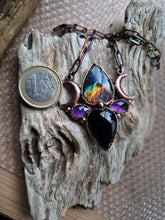 Carica l'immagine nel visualizzatore di Gallery, L'Amuleto della Dea Madre: Un Viaggio nel Cuore del Femminile Sacro
