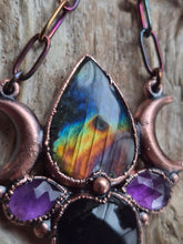 Carica l'immagine nel visualizzatore di Gallery, L'Amuleto della Dea Madre: Un Viaggio nel Cuore del Femminile Sacro
