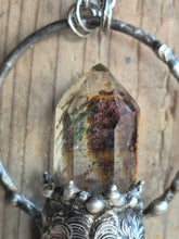 Carica l'immagine nel visualizzatore di Gallery, quarzo-lodolite-inclusioni-verdi-marroni-incastonatura-peltro-artigianale
