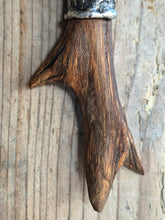 Carica l'immagine nel visualizzatore di Gallery, legno-castagno-forma-palco-capriolo-gioiello-spirituale-natura
