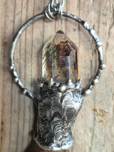 Carica l'immagine nel visualizzatore di Gallery, Amuleto "Anima Mundi": Il Pattern Segreto tra Castagno e Quarzo Lodolite
