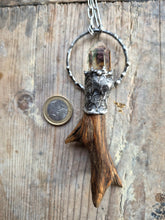 Carica l'immagine nel visualizzatore di Gallery, Amuleto "Anima Mundi": Il Pattern Segreto tra Castagno e Quarzo Lodolite

