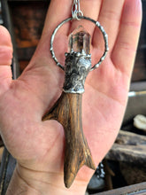 Carica l'immagine nel visualizzatore di Gallery, ciondolo-sciamanico-legno-pietra-naturale-connessione-terra-cielo
