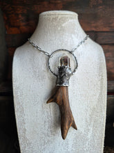 Carica l'immagine nel visualizzatore di Gallery, amuleto-legno-castagno-quarzo-lodolite-peltro-eliodor-fatto-a-mano
