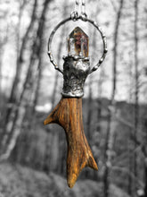 Carica l'immagine nel visualizzatore di Gallery, ciondolo-sciamanico-legno-pietra-naturale-connessione-terra-cielo
