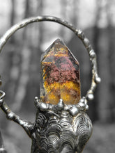 Carica l'immagine nel visualizzatore di Gallery, quarzo-lodolite-inclusioni-verdi-marroni-incastonatura-peltro-artigianale
