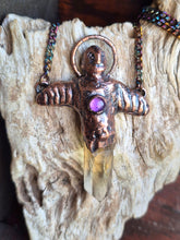 Carica l'immagine nel visualizzatore di Gallery, L'Amuleto dell'Ignoto: La Guida Alata in Quarzo Citrino e Ametista

