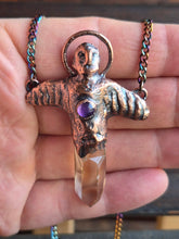 Carica l'immagine nel visualizzatore di Gallery, L'Amuleto dell'Ignoto: La Guida Alata in Quarzo Citrino e Ametista

