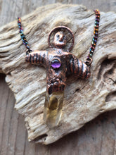 Carica l'immagine nel visualizzatore di Gallery, L'Amuleto dell'Ignoto: La Guida Alata in Quarzo Citrino e Ametista
