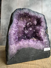 Carica l'immagine nel visualizzatore di Gallery, Geode d'Ametista con Calcite
