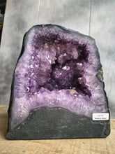 Carica l'immagine nel visualizzatore di Gallery, Geode d'Ametista con Calcite
