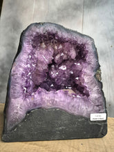 Carica l'immagine nel visualizzatore di Gallery, Geode d'Ametista con Calcite
