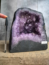 Carica l'immagine nel visualizzatore di Gallery, Geode d'Ametista con Calcite
