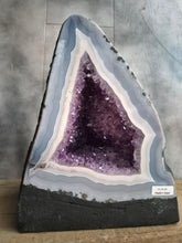 Carica l'immagine nel visualizzatore di Gallery, L'Anima dello Spazio: Geode di Agata e Ametista dal Brasile
