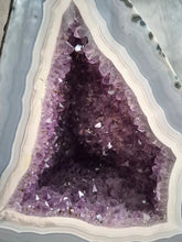 Carica l'immagine nel visualizzatore di Gallery, Riflessi di luce su cristalli di ametista viola, estetica guaritrice per la casa, pezzo unico Eliodor da collezione.
