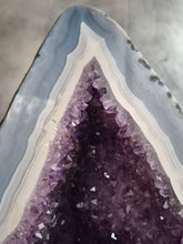 Carica l'immagine nel visualizzatore di Gallery, Bordo in agata naturale di geode brasiliano, dettaglio di minerale prezioso per arredamento d'eccellenza e armonia spaziale
