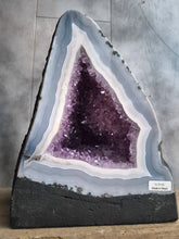 Carica l'immagine nel visualizzatore di Gallery, Geode di ametista brasiliana per design energetico degli interni, cristallo naturale per armonizzare l'ambiente e arredamento vibrazionale
