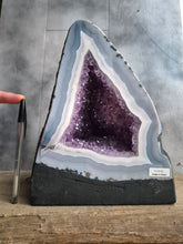 Carica l'immagine nel visualizzatore di Gallery, Geode di ametista brasiliana per design energetico degli interni, cristallo naturale per armonizzare l'ambiente e arredamento vibrazionale
