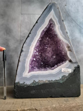 Carica l'immagine nel visualizzatore di Gallery, Lo spirito del luogo:Geode di Agata e Ametista dal Brasile
