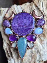 Carica l'immagine nel visualizzatore di Gallery, Ostara: Il Risveglio della Dea – Pendente Amuletico in Charoite, Acquamarina e Pietra di Luna
