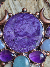 Carica l'immagine nel visualizzatore di Gallery, Ostara: Il Risveglio della Dea – Pendente Amuletico in Charoite, Acquamarina e Pietra di Luna
