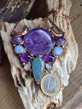 Carica l'immagine nel visualizzatore di Gallery, Ostara: Il Risveglio della Dea – Pendente Amuletico in Charoite, Acquamarina e Pietra di Luna
