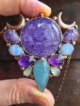 Carica l'immagine nel visualizzatore di Gallery, Ostara: Il Risveglio della Dea – Pendente Amuletico in Charoite, Acquamarina e Pietra di Luna
