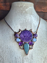 Carica l'immagine nel visualizzatore di Gallery, Ostara: Il Risveglio della Dea – Pendente Amuletico in Charoite, Acquamarina e Pietra di Luna
