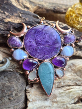 Carica l'immagine nel visualizzatore di Gallery, Ostara: Il Risveglio della Dea – Pendente Amuletico in Charoite, Acquamarina e Pietra di Luna
