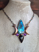 Carica l'immagine nel visualizzatore di Gallery, gioiello-rituale-fasi-lunari-rame-labradorite-blu-intenzione-spirituale
