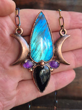 Carica l'immagine nel visualizzatore di Gallery, amuleto-magico-dea-madre-labradorite-blu-energia-cristalli-eliodor
