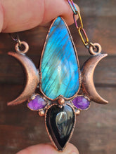 Carica l'immagine nel visualizzatore di Gallery, L'Amuleto Dea Madre: Il Canto Blu della Luna e della Terra
