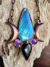 Carica l'immagine nel visualizzatore di Gallery, L'Amuleto Dea Madre: Il Canto Blu della Luna e della Terra
