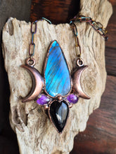 Carica l'immagine nel visualizzatore di Gallery, amuleto-magico-dea-madre-labradorite-blu-energia-cristalli-eliodor
