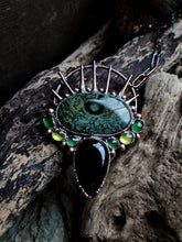 Carica l'immagine nel visualizzatore di Gallery, Amuleto Veleno Eliodor in Diaspro Kambaba con sette spine di Robinia e Onice nera, gioiello esoterico per magia verde.
