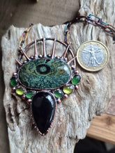 Carica l'immagine nel visualizzatore di Gallery, Amuleto Veleno – L'Essenza Oscura della Magia Verde
