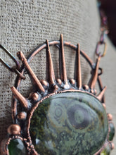 Carica l'immagine nel visualizzatore di Gallery, Particolare del vortice a forma di occhio nel Diaspro Kambaba, amuleto scultoreo artigianale unico.
