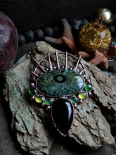 Carica l'immagine nel visualizzatore di Gallery, Amuleto Veleno – L'Essenza Oscura della Magia Verde
