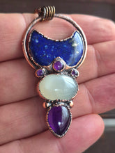 Carica l'immagine nel visualizzatore di Gallery, Visione Celeste: L’Amuleto della Notte Stellata in Lapislazzuli e Ametista
