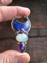 Carica l'immagine nel visualizzatore di Gallery, Visione Celeste: L’Amuleto della Notte Stellata in Lapislazzuli e Ametista
