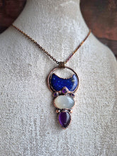 Carica l'immagine nel visualizzatore di Gallery, Visione Celeste: L’Amuleto della Notte Stellata in Lapislazzuli e Ametista
