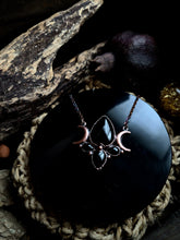 Carica l'immagine nel visualizzatore di Gallery, pendente-hecate-onice-nera-stile-scultoreo-simbolismo-occulto-eliodor-fine-jewelry
