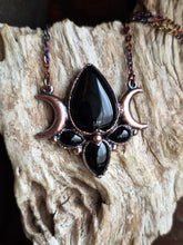 Carica l'immagine nel visualizzatore di Gallery, Hecate: Il Gioiello della Triplice Dea della notte
