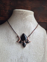 Carica l'immagine nel visualizzatore di Gallery, Hecate: Il Gioiello della Triplice Dea della notte
