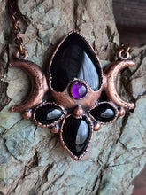 Carica l'immagine nel visualizzatore di Gallery, Hecate: Il Gioiello della Triplice Dea della notte
