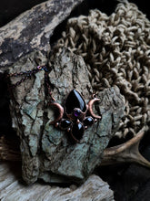 Carica l'immagine nel visualizzatore di Gallery, gioiello-esoterico-hecate-triplice-dea-protezione-intuizione-artigianale
