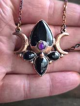 Carica l'immagine nel visualizzatore di Gallery, Hecate: Il Gioiello della Triplice Dea della notte
